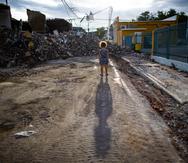 Al día siguiente del terremoto de 6.4 y sus réplicas, la niña  Isabella Santiago observaba los escombros de un edificio que se derrumbó en la calle Rufina en el centro del pueblo de Guayanilla.