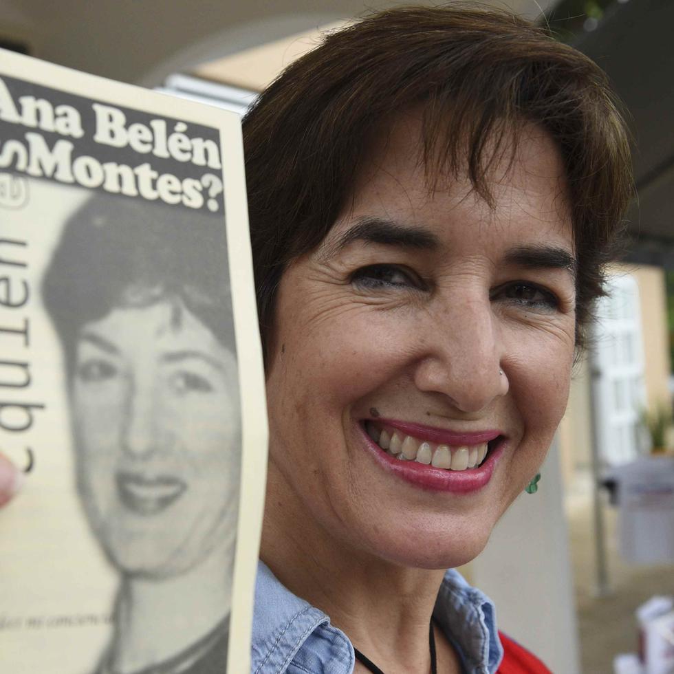 Miriam Montes Mock, prima de Ana Belén Montes, sostiene un folleto informativo.