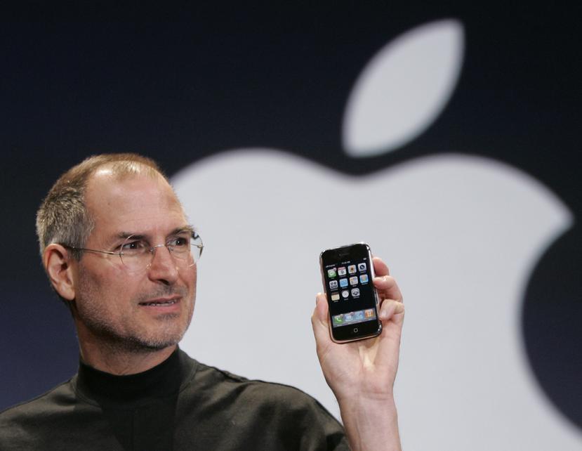El director general de Apple, Steve Jobs, muestra un iPhone en la MacWorld Conference, el 9 de enero de 2007, en San Francisco.