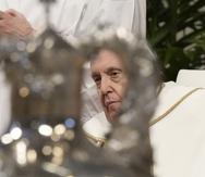El papa Francisco bendice un jarro de aceite durante un acto en la basílica de San Pedro, en el Vaticano, el 6 de abril de 2023. (AP Foto/Andrew Medichini)