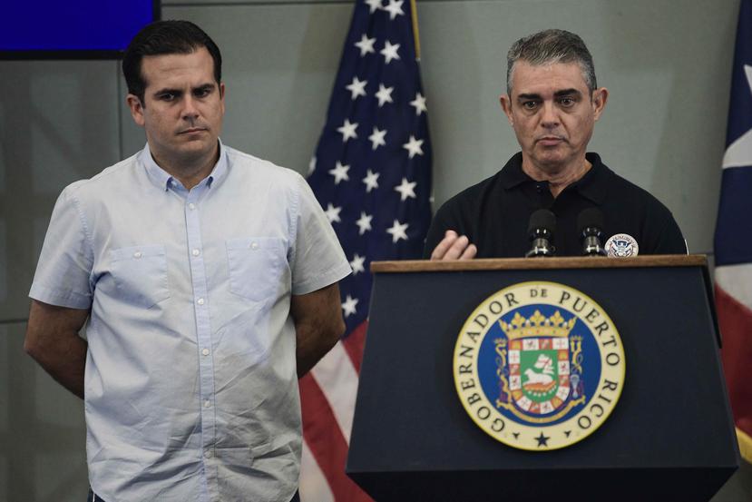 El gobernador Ricardo Rosselló Nevares y el director local de FEMA, Alejandro de la Campa, durante la conferencia de prensa realizada en el Centro de Convenciones.