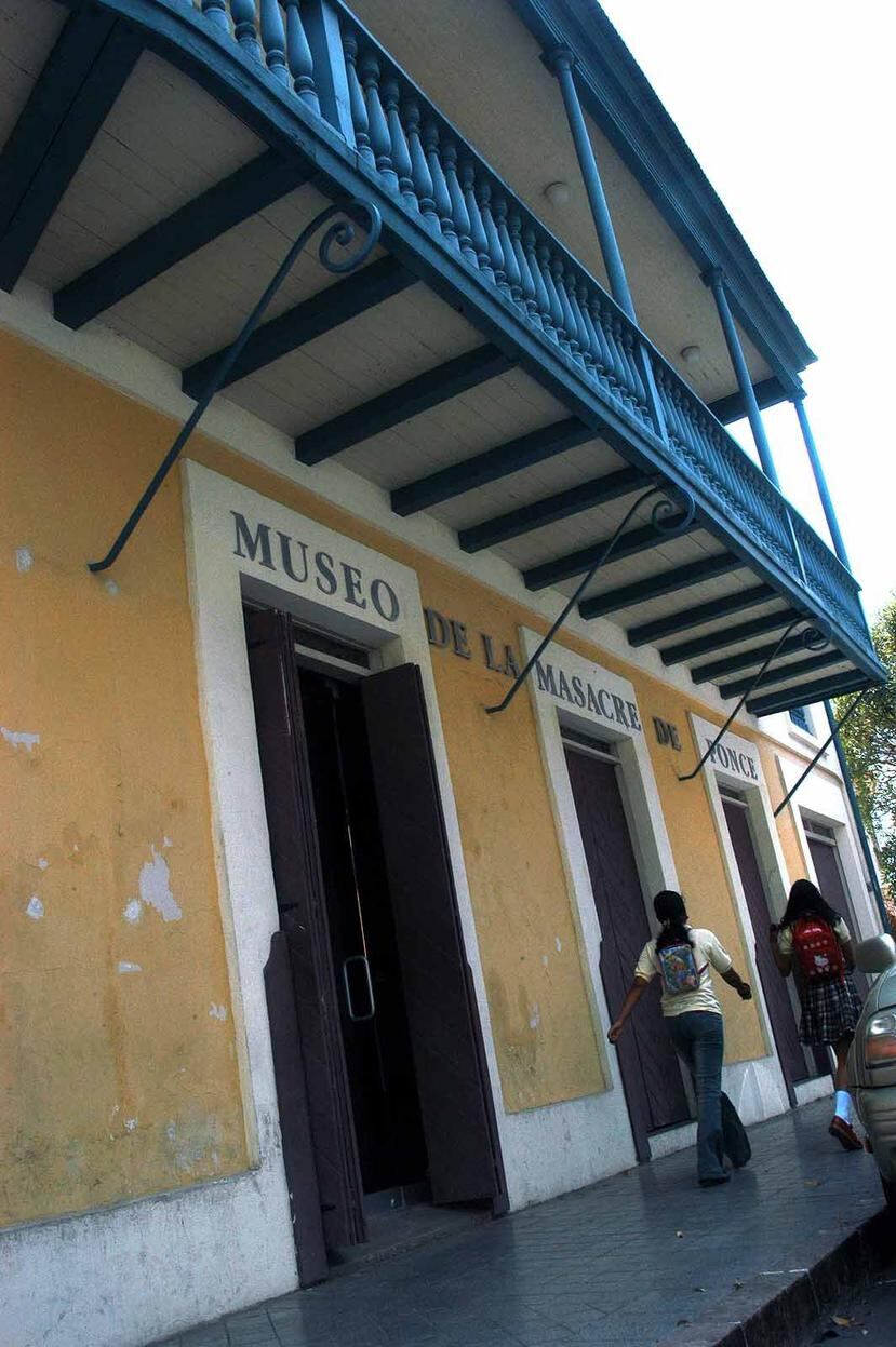 El Museo de la Masacre de Ponce sufrió daños en el techo de su balcón. (Archivo)