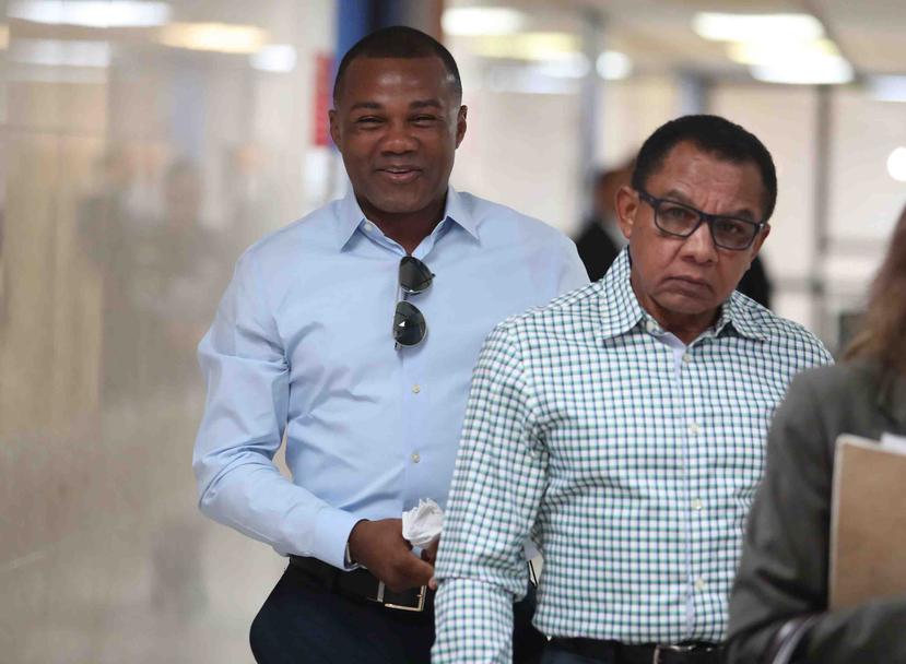 Félix “Tito” Trinidad y su padre, Don Félix Trinidad, a su salida de una sala del Centro Judicial de San Juan el pasado octubre después de una vista de seguimiento al caso contra el Banco Popular.
