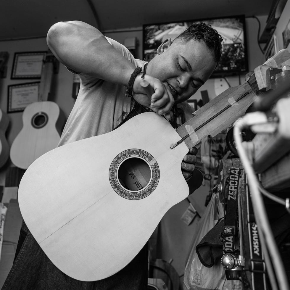 En un taller enclavado en las montañas de Coamo trabaja Ángel José Ortiz, un luthier o fabricante de instrumentos.