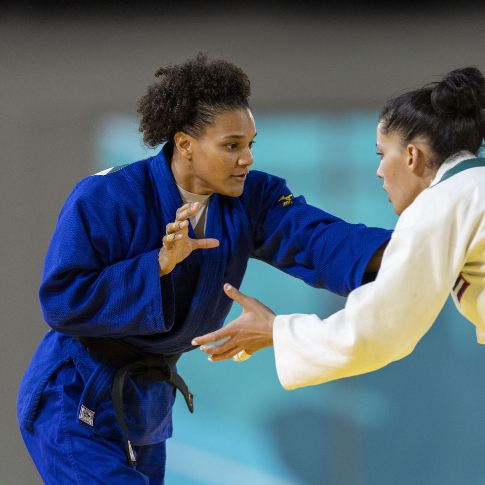 María Pérez (izquierda) le dio a Puerto Rico la primera medalla de plata de estos Juegos Panamericanos Santiago 2023, al pelear en la categoría de 70 kilos en el judo.