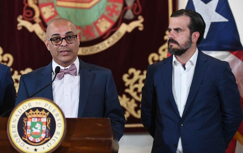 El secretario de Educación, Eligio Hernández Pérez, realiza el anuncio junto al gobernador Ricardo Rosselló Nevares.