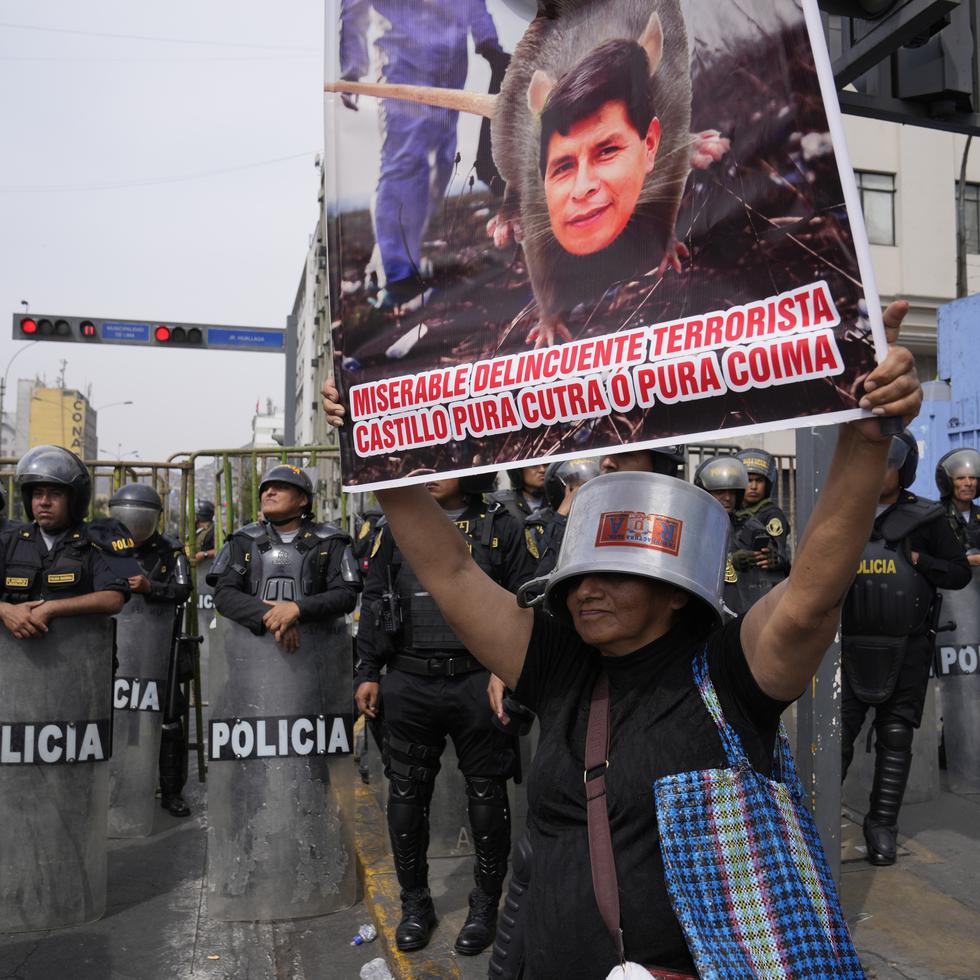 Opositores al presidente peruano Pedro Castillo se reúnen cerca del Congreso en Lima, Perú.