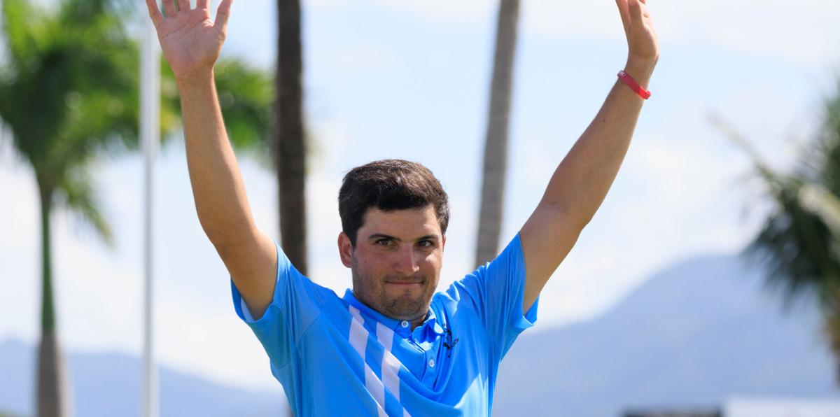 El argentino Mateo Fernández alza el trofeo de campeón del Latin America Amateur Championship en Río Grande