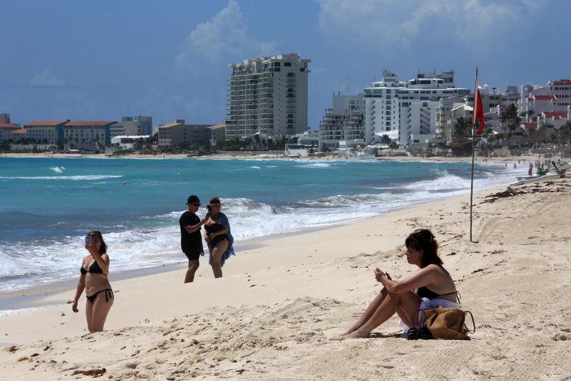 Las playas y los espacios públicos del Caribe mexicano fueron reabiertos este lunes a los visitantes tras reducirse de alta a media la situacón de riesgo de contagio del coronavirus en el estado de Quintana Roo.