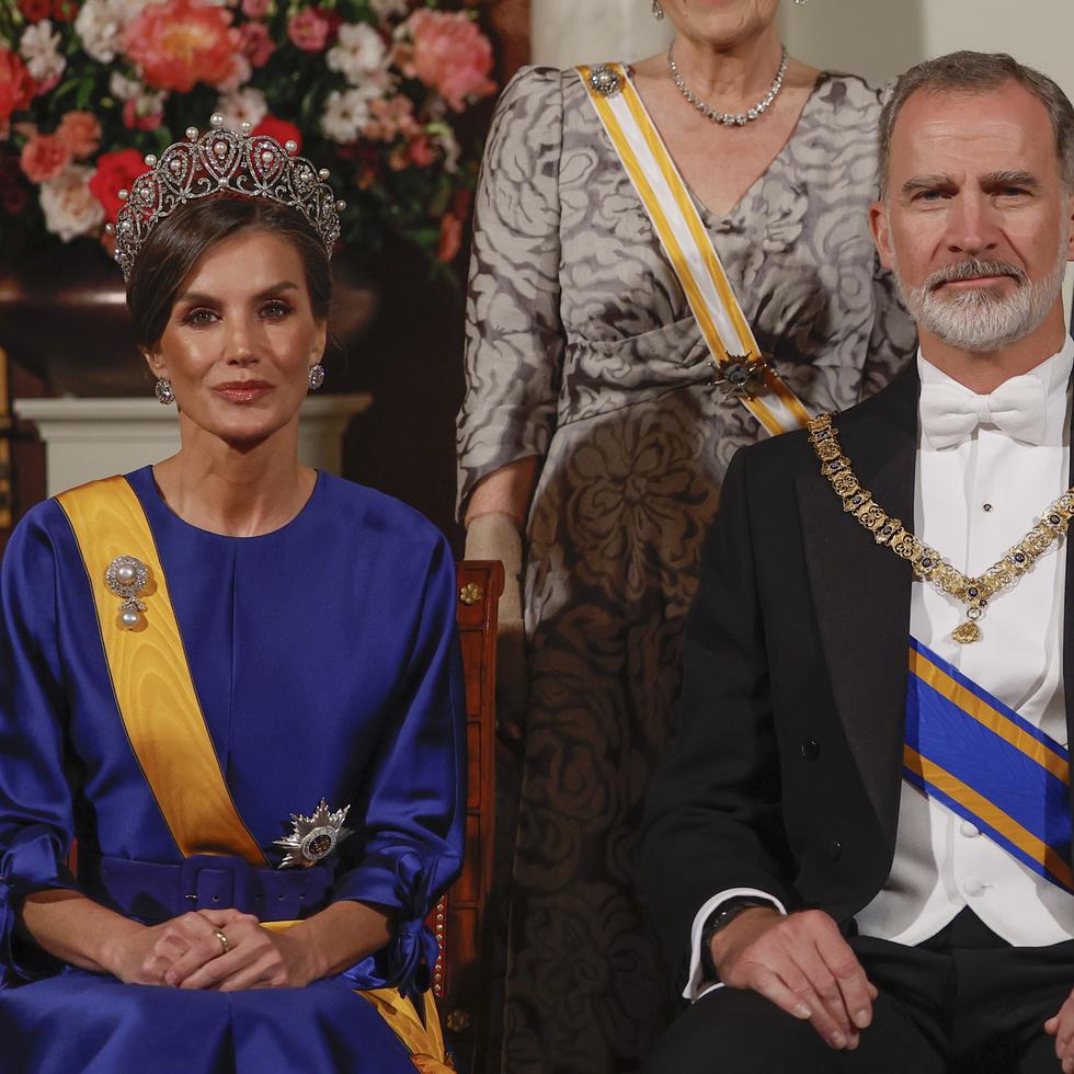 Los reyes de España, Felipe VI y Letizia, durante la cena de gala con motivo de su visita de Estado a Países Bajos, este miércoles en Ámsterdam. EFE/ Chema Moya