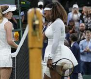Serena Williams es consolada por su rivl Aliaksandra Sasnovich después de que la estadounidense se retira del encuentro de primera ronda de Wimbledon por lesión.