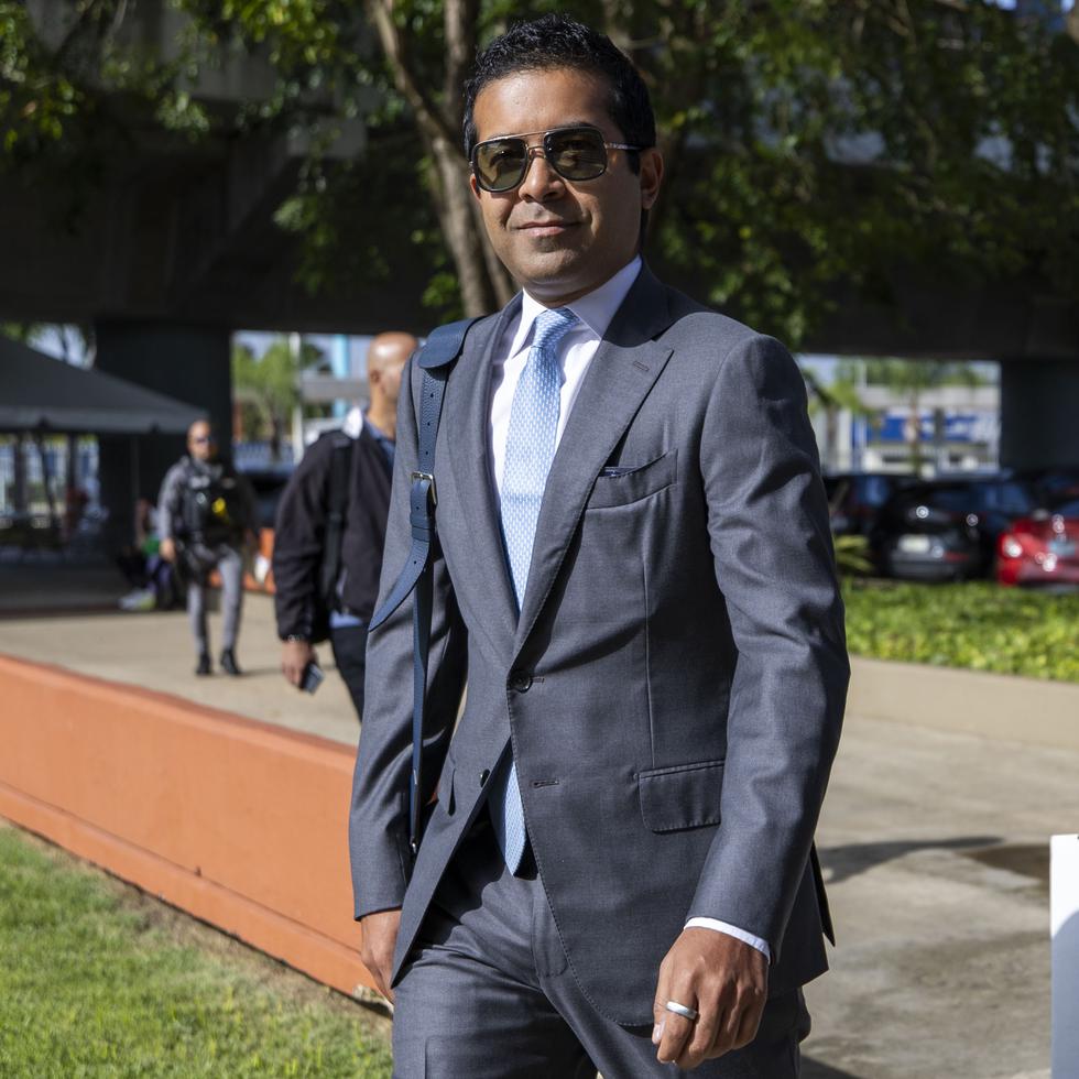 Investor Fahad Ghaffar upon his entrance to the Bayamón Court in early April, where an evidentiary hearing was held on two of the lawsuits he filed against John Paulson.