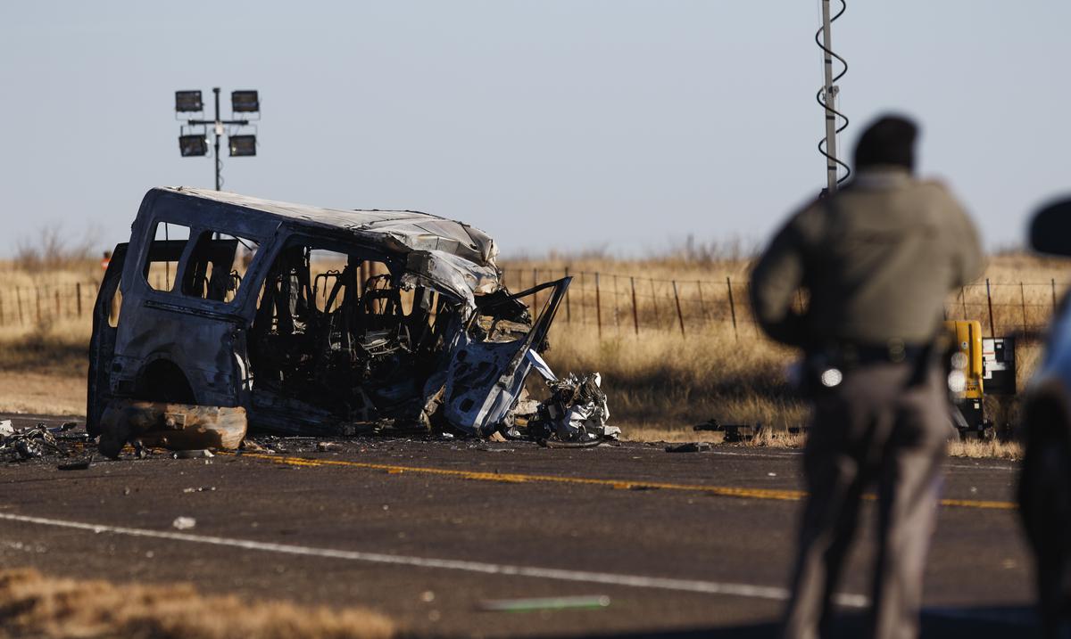 Um menino de 13 anos estava dirigindo um dos veículos em um acidente que matou nove pessoas no Texas