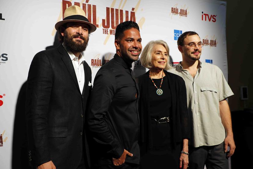 El director Ben DeJesus (centro) posa junto con la viuda de Raúl Juliá, Merel, y sus hijos.
