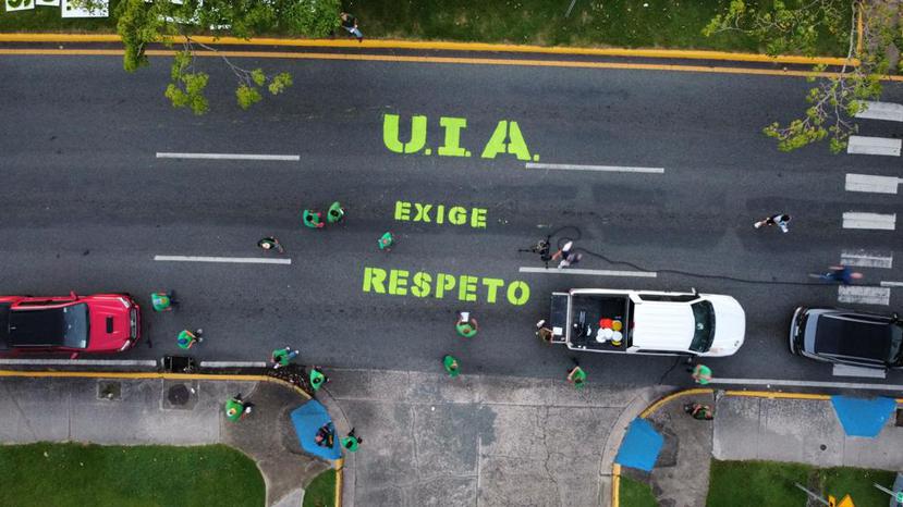 Miembros de la UIA pintaron la calle frente a la entrada del edificio de la AAA en la avenida Barbosa, en Río Piedras, con su reclamo de mejores condiciones laborales.