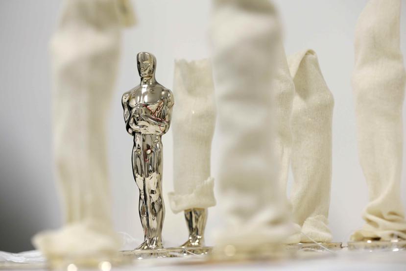 Estatuillas del Oscar, algunas de ellas cubiertas con tela, esperan para ser inspeccionadas. (AP)