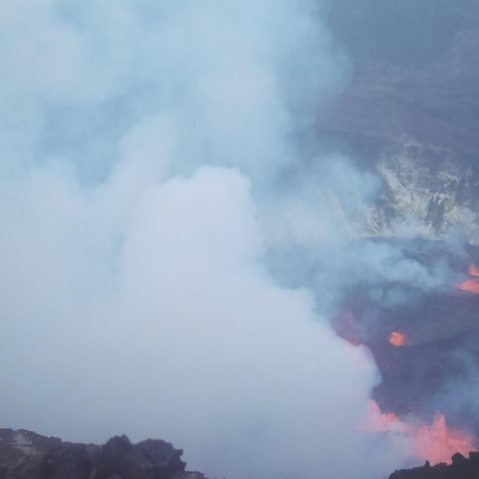 En esta imagen tomada de una cámara web proporcionada por el Servicio Geológico de Estados Unidos se muestra una vista de la erupción en el cráter Halemaumau, en el volcán Kilauea, en Hawai, el 29 de septiembre de 2021.