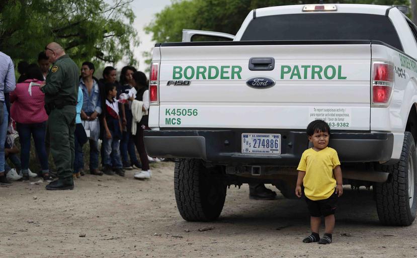El martes, fueron detenidas 4,100 personas, una cifra récord en la frontera en más de una década.  (AP)
