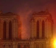 Llamas y humo salen del incendio en la catedral de Notre Dame en París. (AP / Thibault Camus)