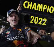 Max Verstappen celebra con sus compañeros tras proclamarse campeón de Fórmula 1.