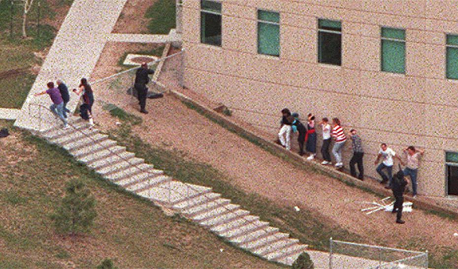 El 20 de abril de 1999, dos estudiantes armados de 17 y 18 años, Eric Harris y Dylan Klebold, mataron a 13 personas e hirieron a 23 en la escuela de Columbine, en Littleton, Colorado, antes de suicidarse.