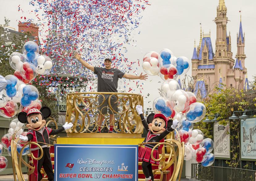 El jugador de los Buccaneers de Tampa Bay, Rob Gronkowski, celebró con el público en el parque Magic Kingdom de Walt Disney World.