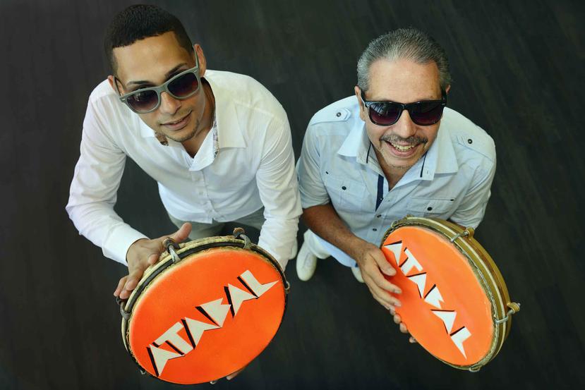 El grupo Atabal lleva 35 años de éxitos.  En la foto Héctor Rodríguez junto a su hijo Caymmi Rodríguez.
