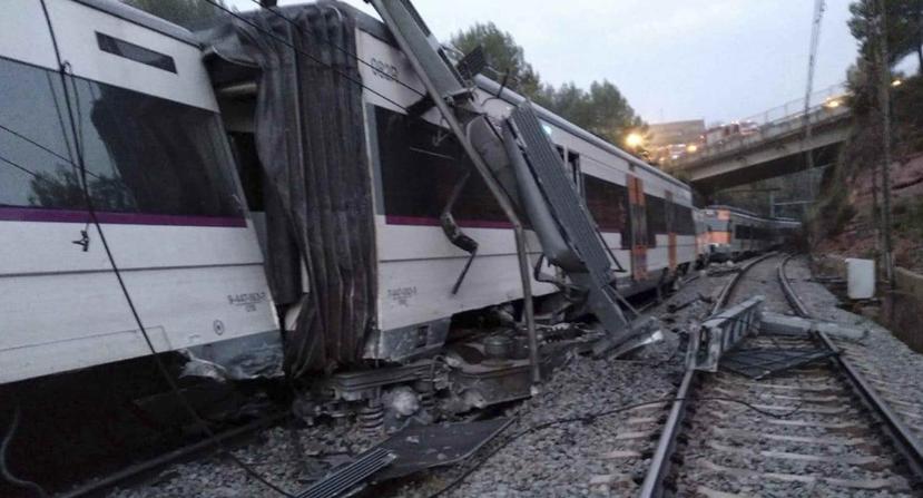En la imagen, vista de un tren de pasajeros accidentado tras chocar contra un deslave, cerca de Vacarisses, a unas 20 millas al norteste de Barcelona, España, el 20 de noviembre de 2018. (AP)