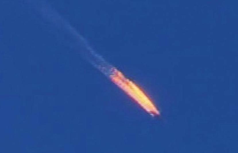 En esta imagen del 24 de noviembre de 2015, tomada de un video de Haberturk TV, se observa un avión de combate ruso en fuego antes de estrellarse con una colina, desde la provincia de Hatay, Turquía.