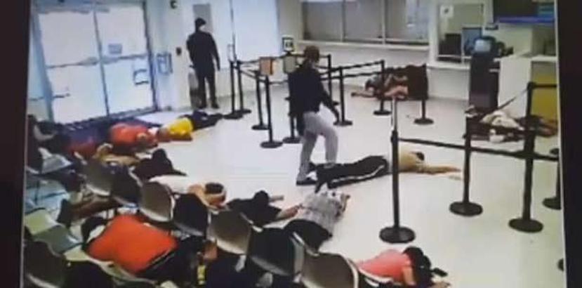 En un vídeo publicado en la red social Facebook, se observa el momento en el que los asaltantes entraron y obligaron a los presentes -incluyendo al guardia de seguridad- a tirarse al piso. (Captura)