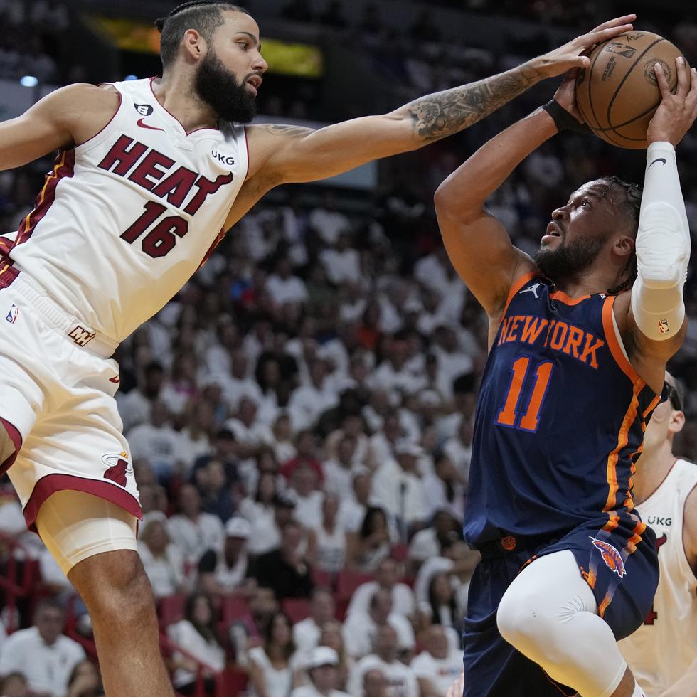 Caleb Martin, delantero del Heat de Miami, bloquea un intento al canasto de Jalen Brunson, de los Knicks de Nueva York en el tercer partido de las semifinales de la Conferencia del Este en la NBA.