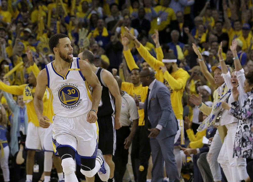 El base de los Warriors de Golden State, Stephen Curry, celebra una anotación ante los Spurs de San Antonio. (AP / Jeff Chiu)