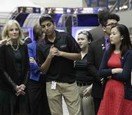 Kelly, a la izquierda, conversa con la esposa del vicepresidente de Estados Unidos, Jill Biden. (AP)