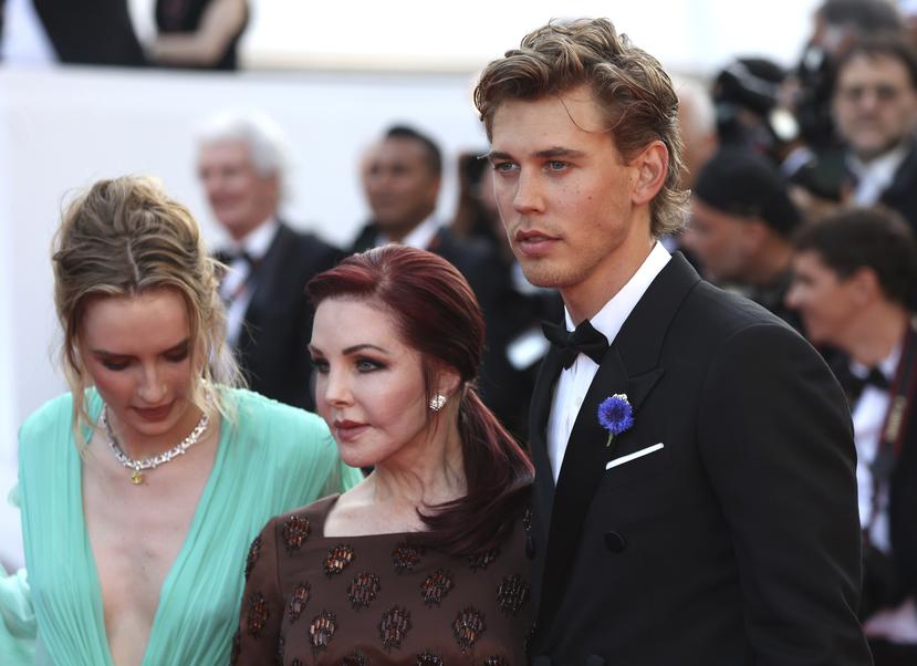 Olivia DeJonge, Priscilla Presley y Austin Butler, de izquierda a derecha, posan al llegar al estreno de "Elvis" en el Festival de Cine de Cannes, el miércoles 25 de mayo de 2022 en Cannes, Francia. (Foto por Vianney Le Caer/Invision/AP)