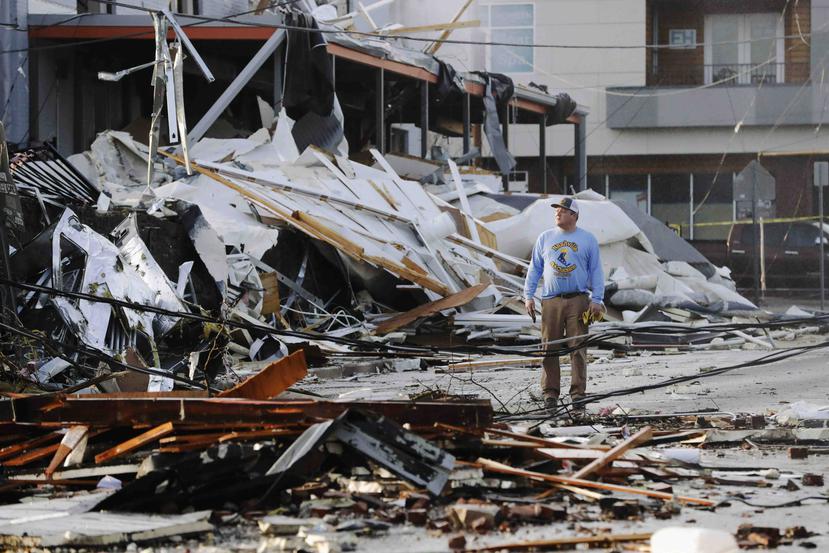 Decenas de estructuras en la ciudad sufrieron daños tras las tormentas. (AP)