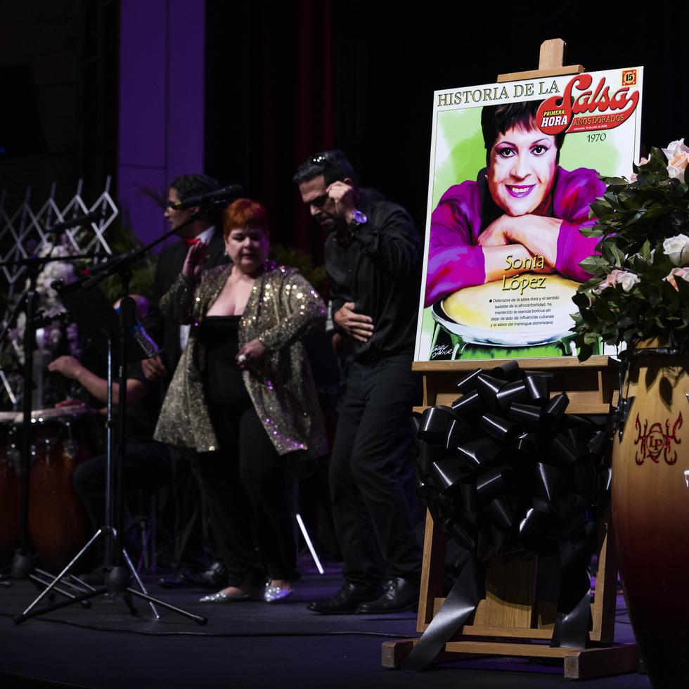 La Gran Banda de Sonia López, le rindió honor en el escenario del Teatro Braulio Castillo de Bayamón, en donde su hija mayor, Sonia Palmira, cantó y bailó como parte de los actos fúnebres, que resutaron ser una celebración de su vida.
