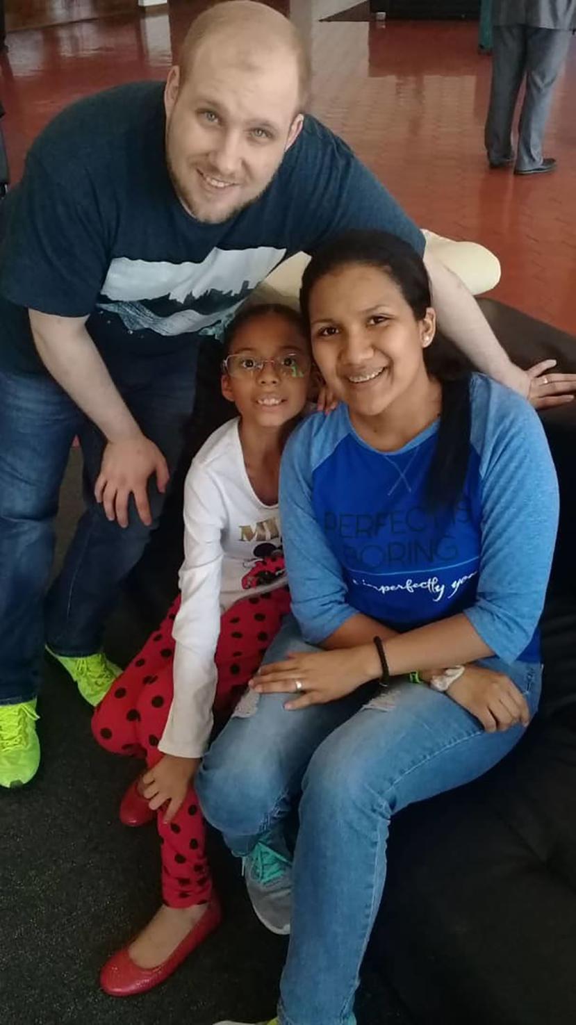 En esta foto distribuida por la familia Holt, Joshua Holt posa con su esposa Thamara y la hija de ella en el aeropuerto de Caracas, sábado 26 de mayo de 2018. (AP)