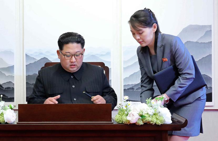 En la foto, Kim Jong Un acompañado por su hermana Kim Yo Jong. (AP)