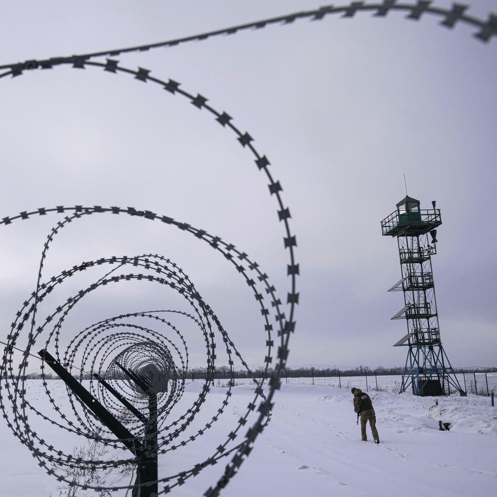 Un guardia fronterizo ucraniano monta guardia en la frontera con Rusia no lejos del pueblo de Hoptivka, Ucrania, el miércoles 2 de febrero de 2022.