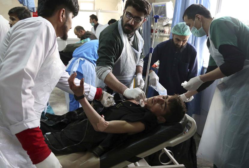 Un herido del atentado es atendido en el hospital en Kabul, Afganistán. (AP)