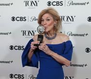 Victoria Clark posa con el galardón de mejor actriz, durante la edición 76 de los Premios Tony en el Radio Hotel, en Nueva York (EE.UU.), este 11 de junio de 2023. EFE/EPA/Sarah Yenesel
