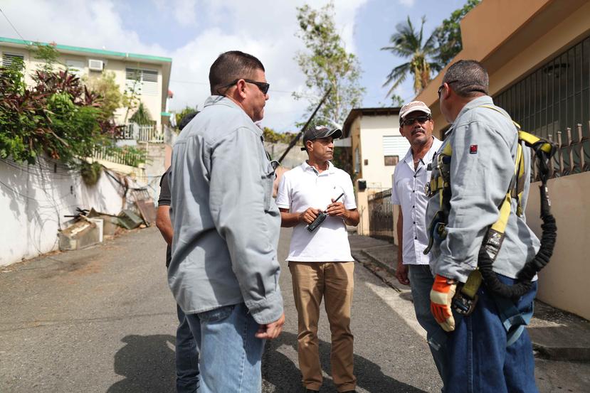 El alcalde de Hormigueros, Pedro García (camisa blanca), conversa con los trabajadores de una brigada de la Autoridad de Energía Eléctrica.