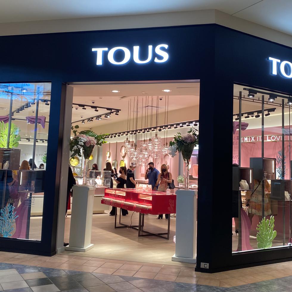La segunda tienda de Tous en Plaza Las Américas tiene un espacio de 2,100 pies cuadrados y está ubicada en el primer nivel del centro comercial, cerca del atrio central.
