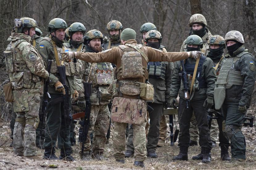 Soldados ucranianos prestan atención a instrucciones durante un entrenamiento el viernes 3 de marzo de 2023, en Kiev, Ucrania. (AP Foto/Efrem Lukatsky)
