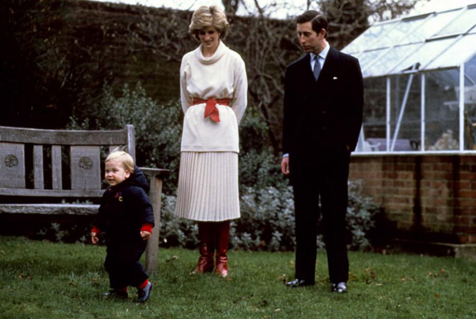 El príncipe William da sus primeros pasos en público junto a sus padres en uno de los jardines del Palacio de Kensington en 1983. (AP)