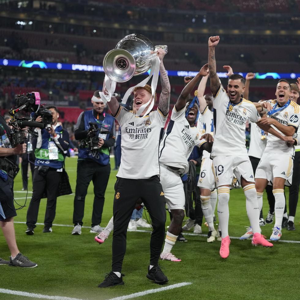 Jeremy de León celebra con la copa de la Liga de Campeones UEFA conquistada el sábado por el Real Madrid en el Wembley Stadium de Londres, Inglaterra.