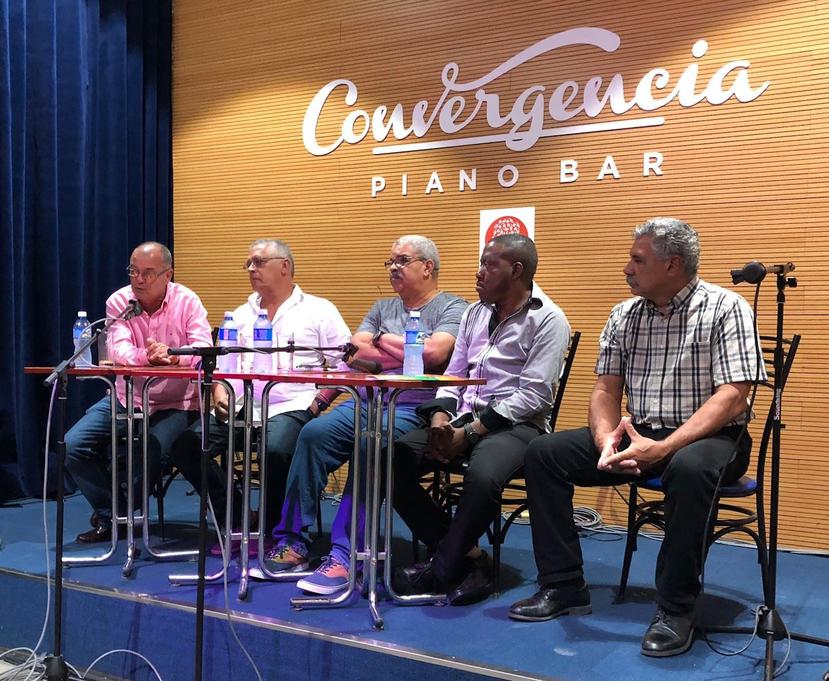 Momento del anuncio por funcionarios cubanos y el boricua Edwin González (extremo derecho) de la dedicatoria a Puerto Rico del Festival del Caribe 2018.
