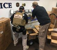 Imagen de archivo que muestra a dos funcionarios del Servicio de Aduanas y Fronteras de Estados Unidos colocando varios paquetes de cocaína decomisados en la oficina del ICE en San Juan.