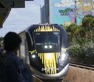 Un tren de Brightline llega a la estación de Fort Lauderdale el viernes 8 de septiembre de 2023, en Fort Lauderdale, Florida. (AP Foto/Marta Lavandier)