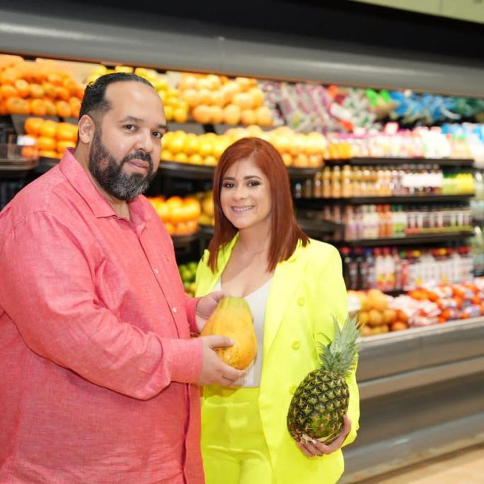 El nuevo supermercado es propiedad de Nelson Vázquez, quien aparece en la foto junto a Mayreg Rodríguez, directora ejecutiva de la cadena.